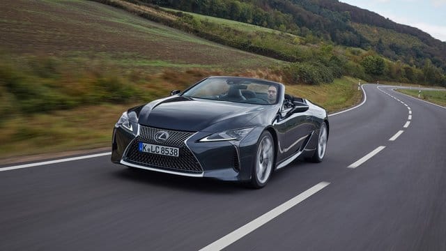 Frischer Wind: Lexus hat den LC 500 aufgeschnitten und ihn mit einem versenkbaren Stoffverdeck ausgerüstet. Frischer Wind: Lexus hat den LC 500 aufgeschnitten und ihn mit einem versenkbaren Stoffverdeck ausgerüstet.