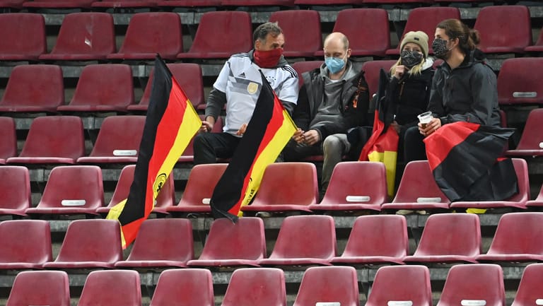 Das Rheinenergiestadion in Köln: Deutsche Fans sitzen vor dem Spiel gegen die Türkei auf der Tribüne.