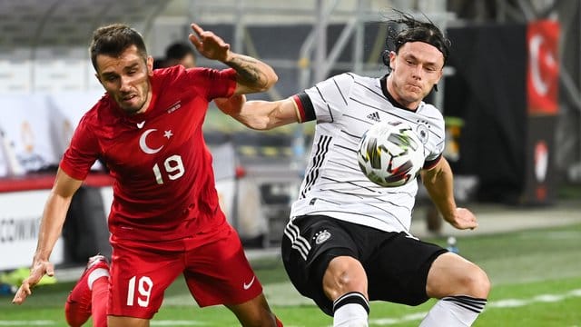 Nationalspieler Nico Schulz (r) in Aktion beim Testspiel gegen die Türkei. Nationalspieler Nico Schulz (r) in Aktion beim Testspiel gegen die Türkei.