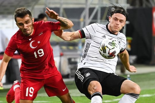Nationalspieler Nico Schulz (r) in Aktion beim Testspiel gegen die Türkei.