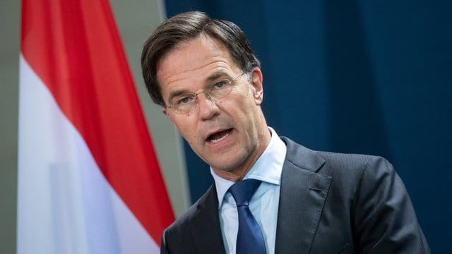 Der niederländische Premierminister Mark Rutte hat sich in einer Fernsehansprache an die Bevölkerung gewandt. Der niederländische Premierminister Mark Rutte hat sich in einer Fernsehansprache an die Bevölkerung gewandt.