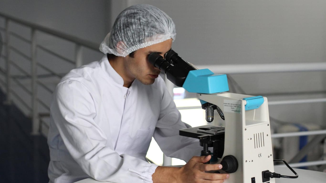 Mediziner am Mikroskop: Forscher haben die beiden Corona-Erkrankungen eines 25-Jährigen untersucht und genetische Unterschiede festgestellt. Mediziner am Mikroskop: Forscher haben die beiden Corona-Erkrankungen eines 25-Jährigen untersucht und genetische Unterschiede festgestellt.