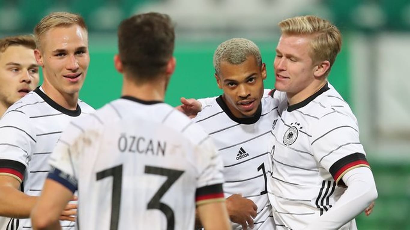 Die Spieler der deutschen U21 feiern den Treffer zum 1:0 gegen Bosnien-Herzegowina durch Lukas Nmecha (2.