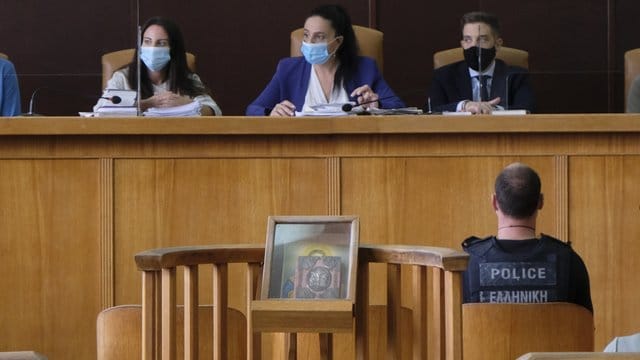 Der 28-jährige Angeklagte (vorne rechts) am ersten Verhandlungstag im Gerichtssaal.