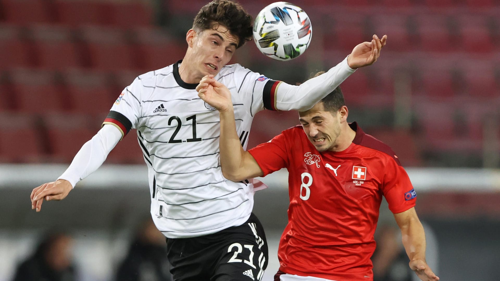 Stellvertretend für eine intensive Partie: Kai Havertz (l.) im Luftduell mit dem Schweizer Remo Freuler.