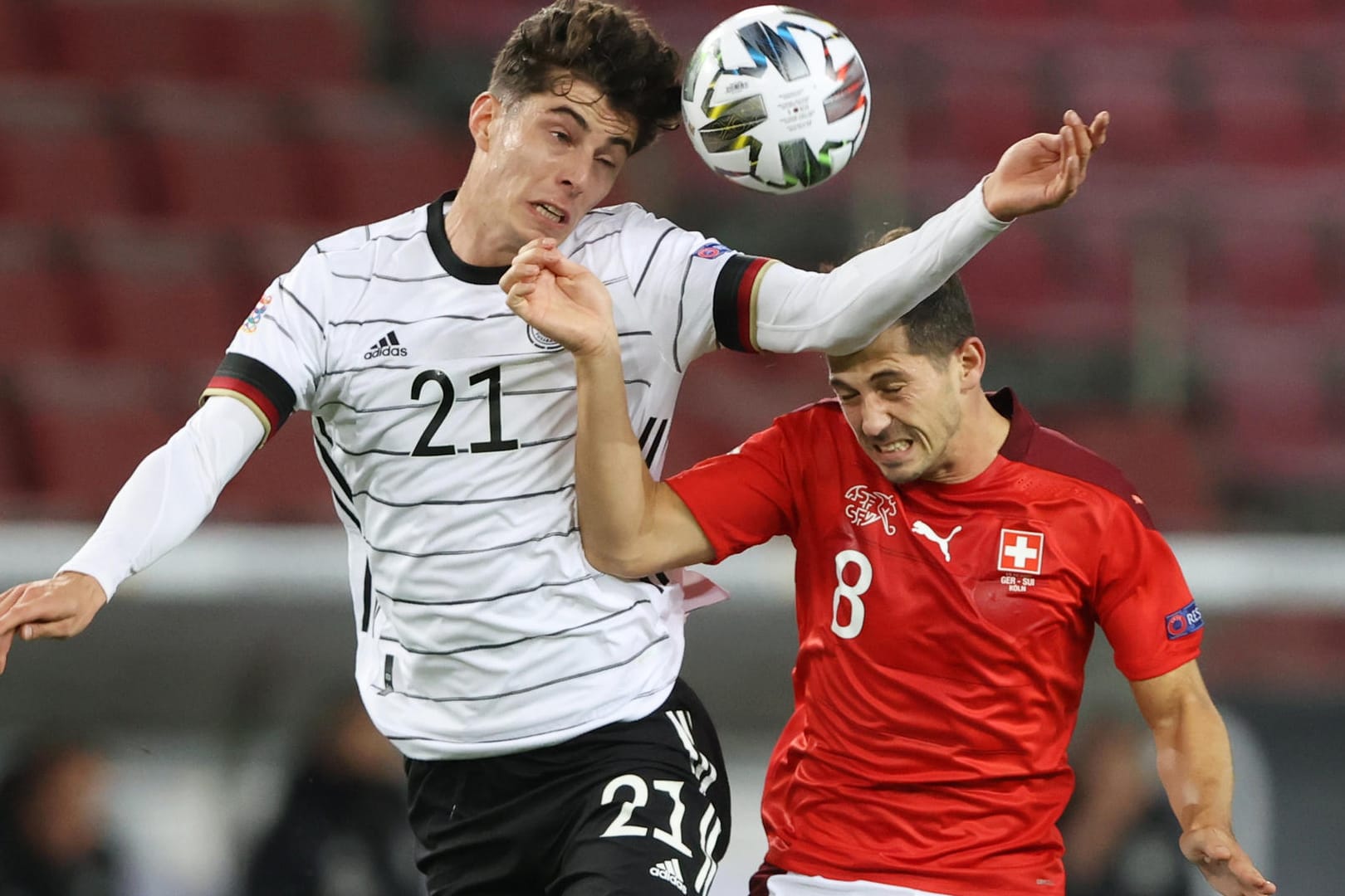 Stellvertretend für eine intensive Partie: Kai Havertz (l.) im Luftduell mit dem Schweizer Remo Freuler.