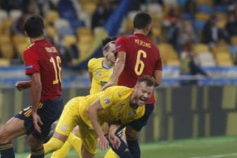 Der Ukrainer Andriy Yarmolenko (M) wird vom Spanier Rodri (l) gefoult.