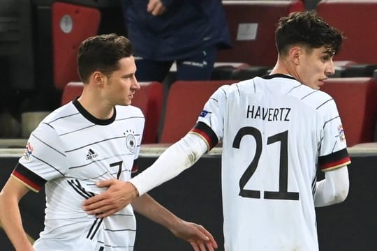 Julian Draxler (l) wird für Kai Havertz eingewechselt.