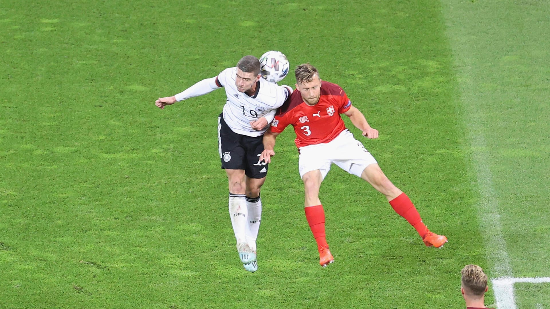 Robin Gosens (l.) zeigte gegen die Schweiz eine engagierte Partie.