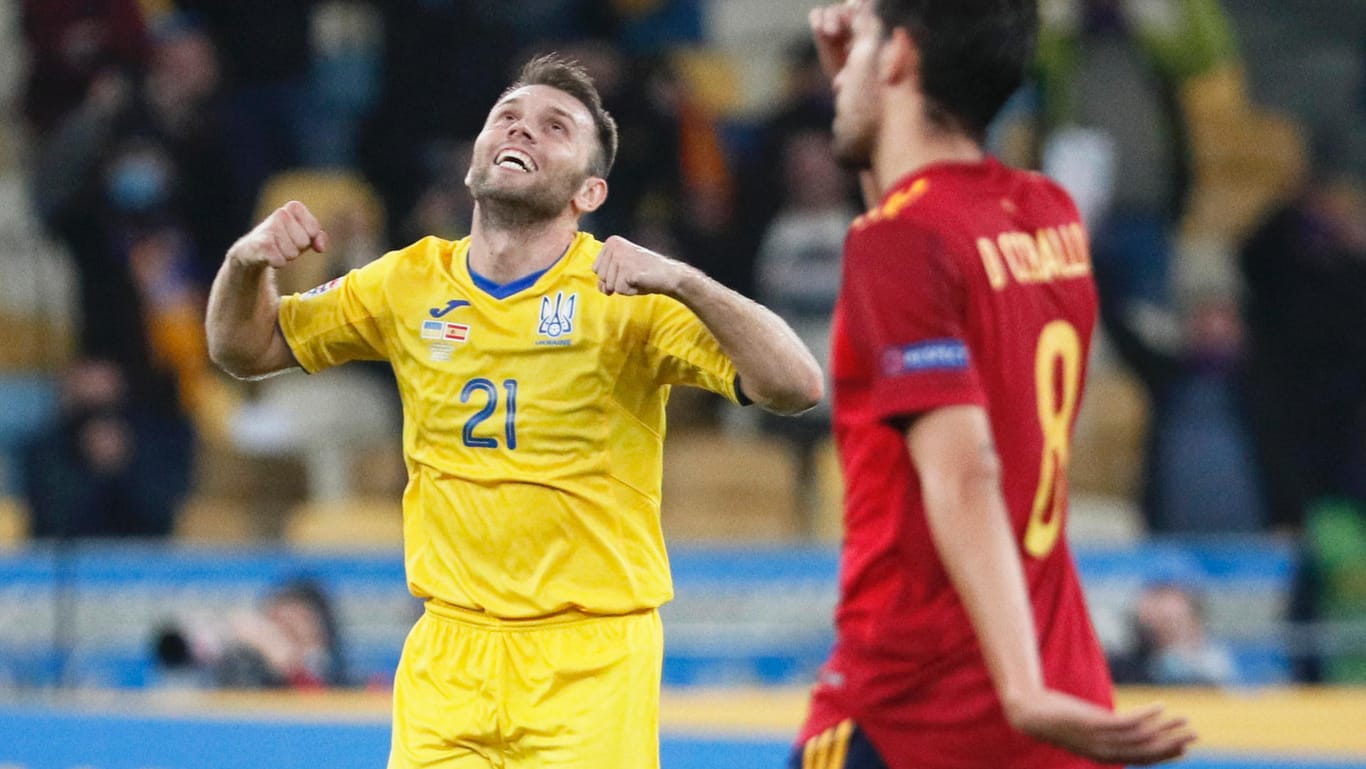 Sieg gegen Spanien: Die Ukraine um Verteidiger Karawajew haben gegen Spanien die Überraschung dieses Nations-League-Spieltags geschafft.