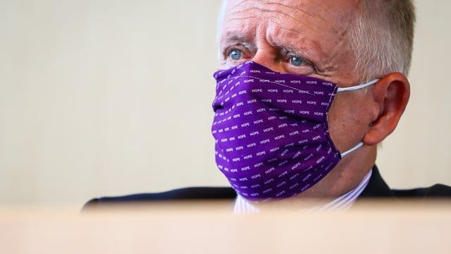 Fritz Kuhn trägt eine Maske (Symbolbild): In Stuttgart gelten ab heute schärfere Maßahmen gegen das Coronavirus. Fritz Kuhn trägt eine Maske (Symbolbild): In Stuttgart gelten ab heute schärfere Maßahmen gegen das Coronavirus.