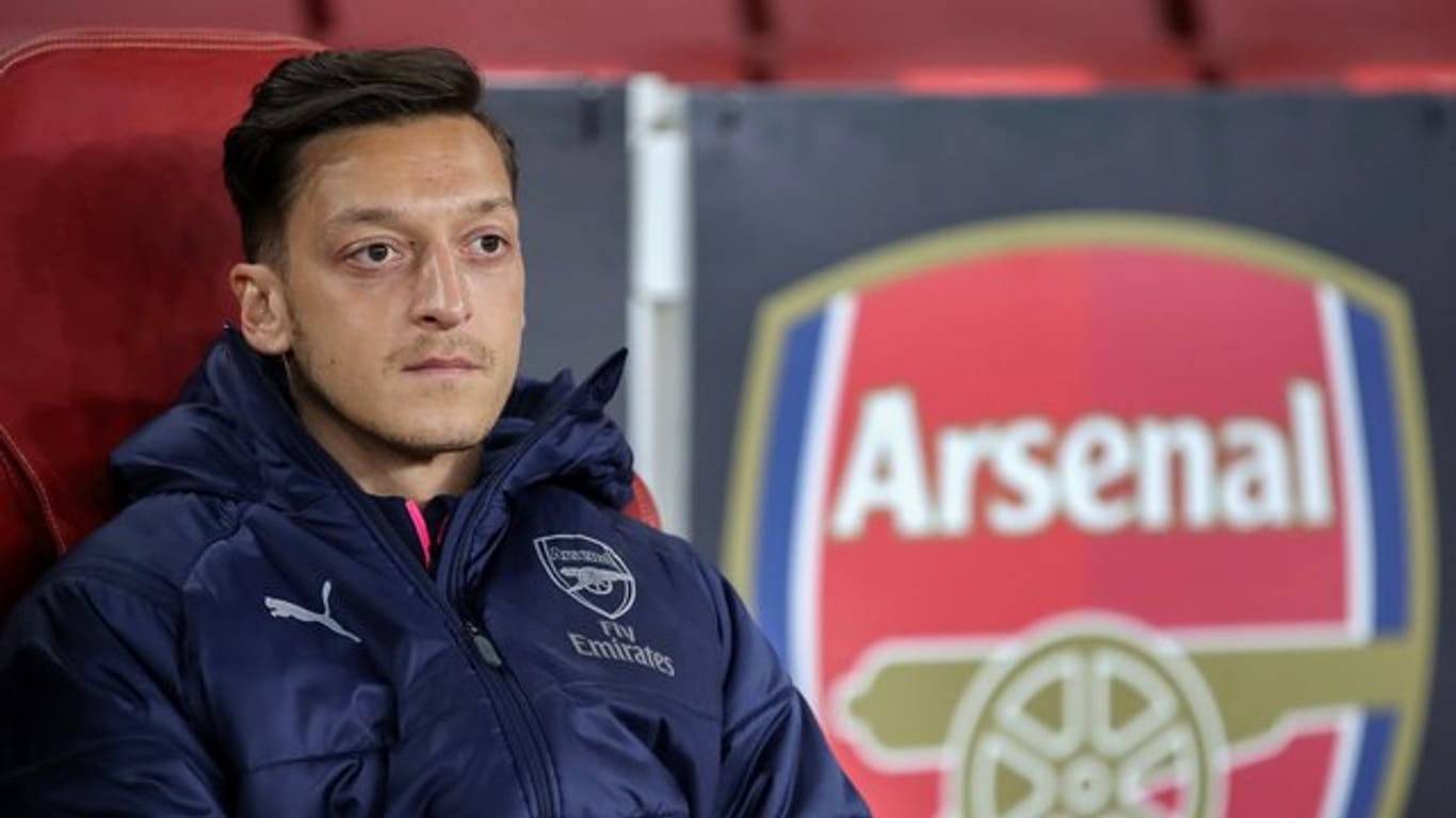 Mittlerweile ein gewohntes Bild: Mesut Özil sitzt bei Arsenal nur auf der Bank.
