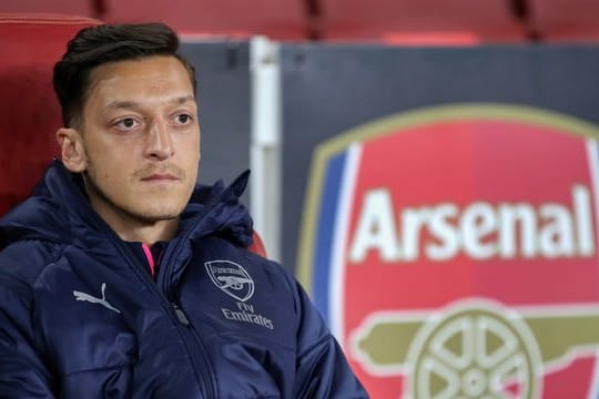 Mittlerweile ein gewohntes Bild: Mesut Özil sitzt bei Arsenal nur auf der Bank.