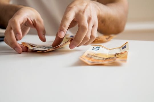 Schon als Student sollte man Geld anlegen. Schon als Student sollte man Geld anlegen.