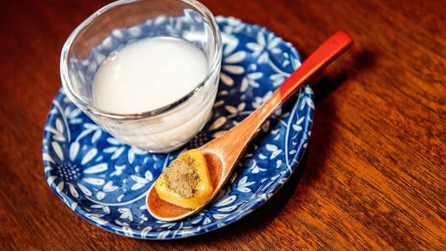 Ein Sake aus fermentiertem Reis: Er schmeckt süß und fruchtig nach Lychees.