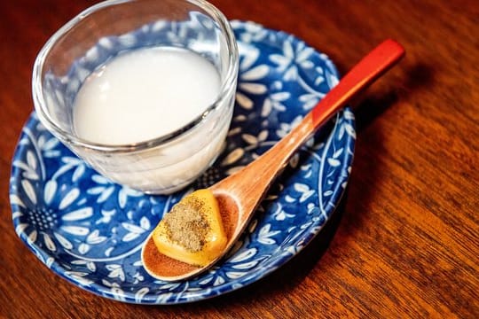 Ein Sake aus fermentiertem Reis: Er schmeckt süß und fruchtig nach Lychees.