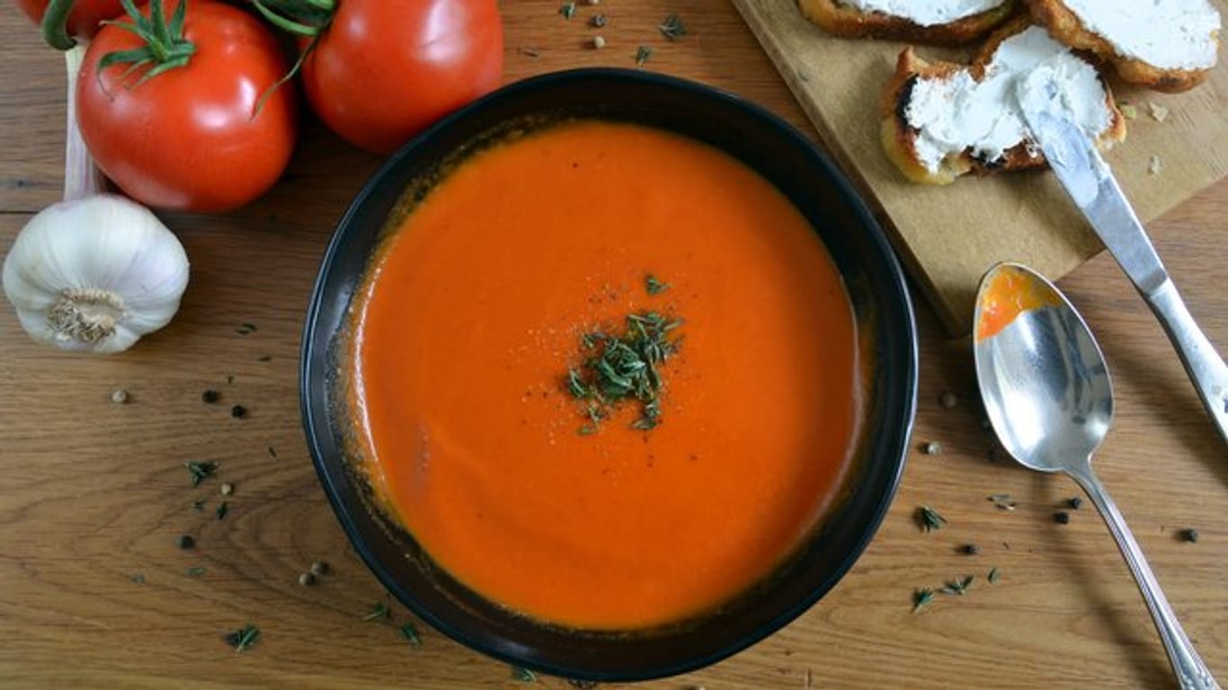 Tomate trifft Ziegenkäse-Crostini: Für die Suppe werden die Tomaten im Ofen mit Gewürzen und Zwiebeln geschmort, und anschließend nur noch püriert.