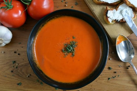 Tomate trifft Ziegenkäse-Crostini: Für die Suppe werden die Tomaten im Ofen mit Gewürzen und Zwiebeln geschmort, und anschließend nur noch püriert.