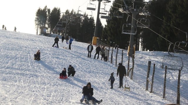 Damit Winterurlauber im Falle eines Unfalls nicht auf den Kosten sitzenbleiben, sollten sie ihren Versicherungsschutz prüfen.