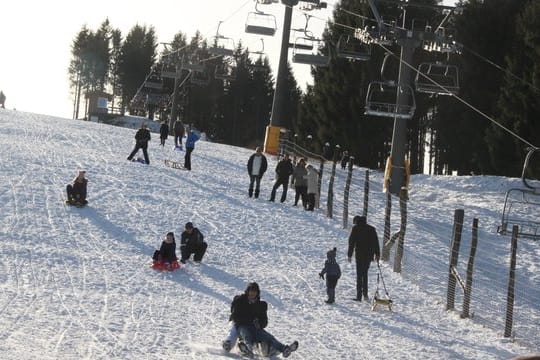 Damit Winterurlauber im Falle eines Unfalls nicht auf den Kosten sitzenbleiben, sollten sie ihren Versicherungsschutz prüfen.