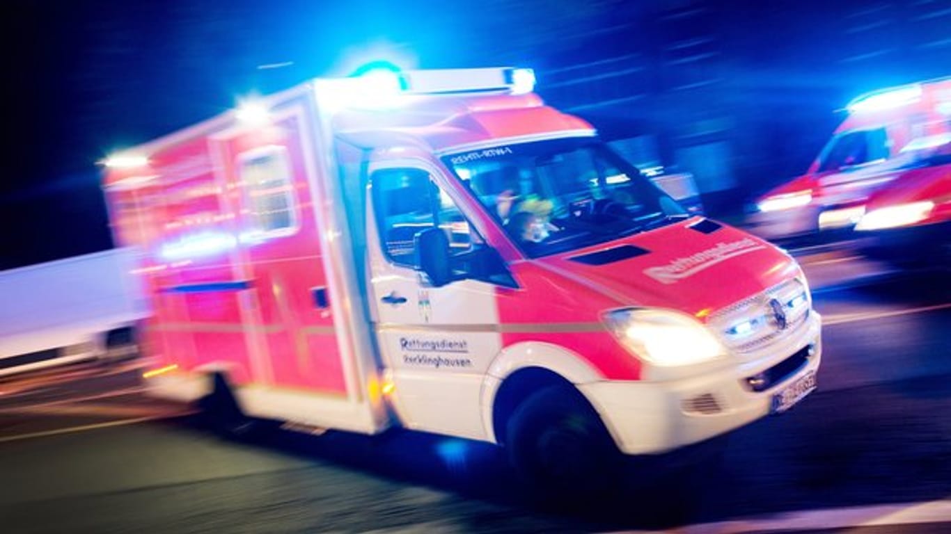 Rettungswagen im Einsatz: In Bayern ist ein 55-jähriger Jogger bei einem Unfall gestorben. (Symbolbild)