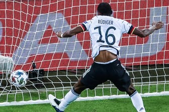 Antonio Rüdiger beim 0:2: Die Rettungsaktion des Innenverteidigers reichte nicht mehr.