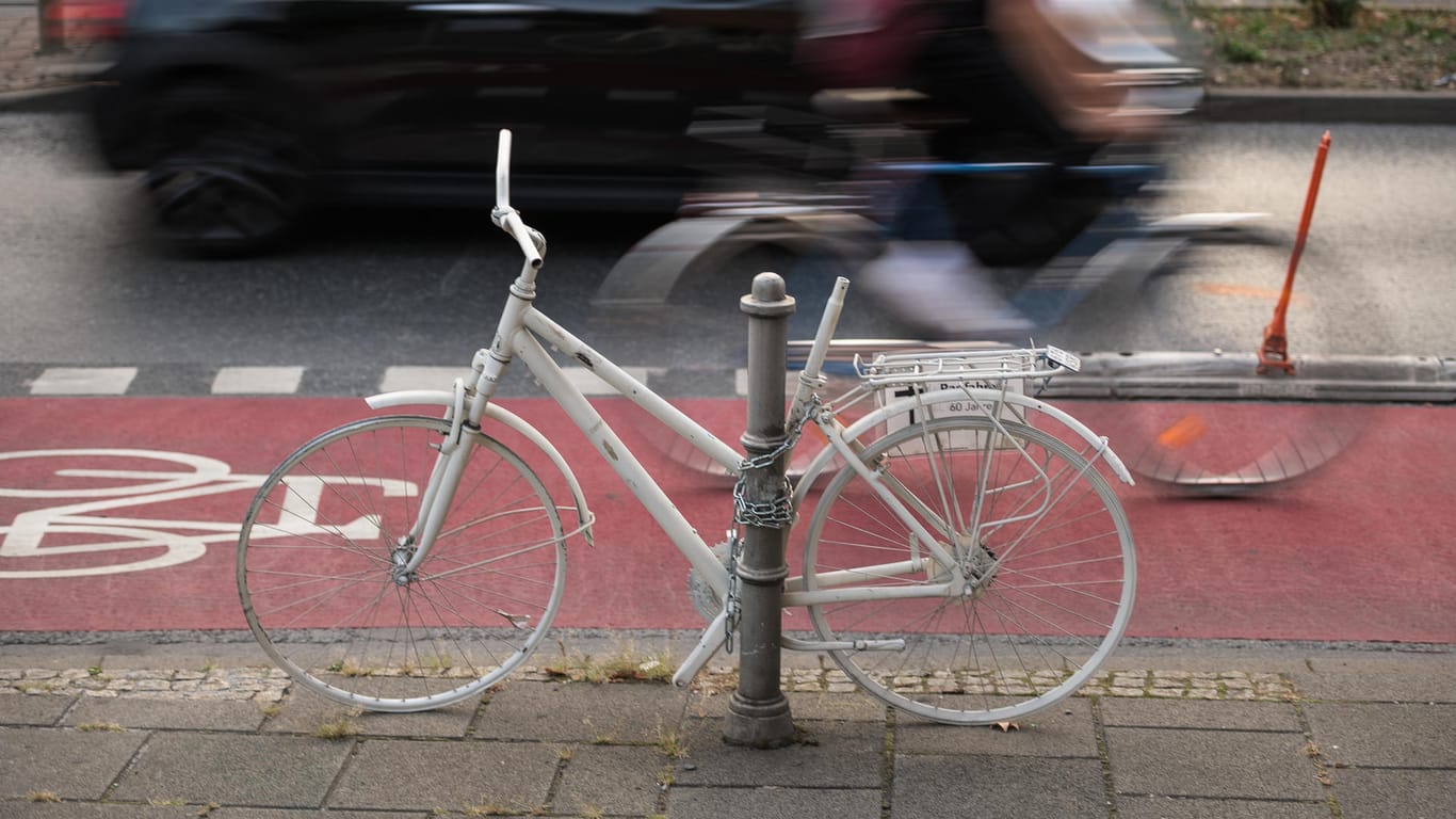 Mahnmal für verunglückte Radfahrer: Sogenannte Ghost Bikes erinnern an Radfahrer, die bei Verkehrsunfällen ums Leben gekommen sind.