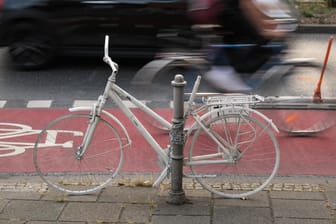 Mahnmal für verunglückte Radfahrer: Sogenannte Ghost Bikes erinnern an Radfahrer, die bei Verkehrsunfällen ums Leben gekommen sind.