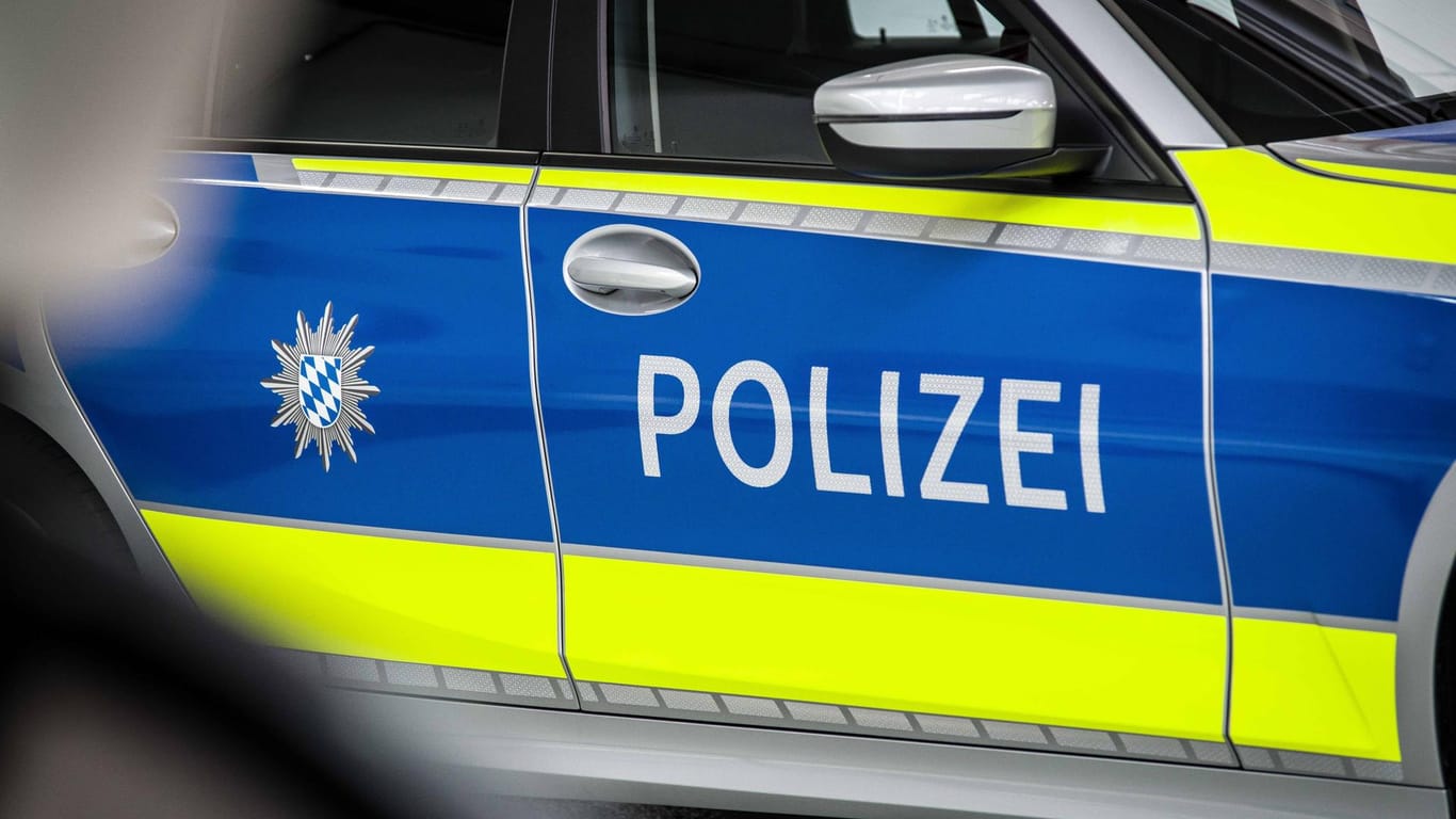 Einsatzfahrzeug der Polizei München (Symbolbild): Im Stadtteil Nymphenburg hat ein Mann mutmaßlich seine Ehefrau getötet.
