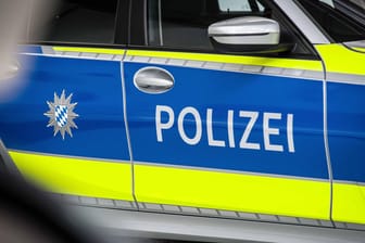 Einsatzfahrzeug der Polizei München (Symbolbild): Im Stadtteil Nymphenburg hat ein Mann mutmaßlich seine Ehefrau getötet.