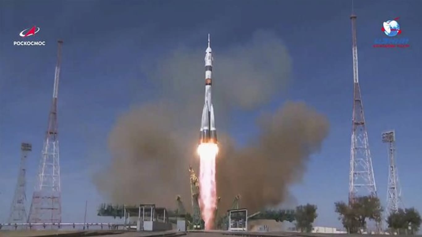 Eine Sojus-Rakete mit den Raumfahrern Rubins, Ryschikow und Kud-Swertschkow an Bord startet vom Weltraumbahnhof Baikonur aus zur ISS.