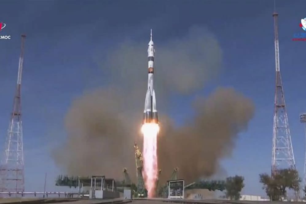 Eine Sojus-Rakete mit den Raumfahrern Rubins, Ryschikow und Kud-Swertschkow an Bord startet vom Weltraumbahnhof Baikonur aus zur ISS.