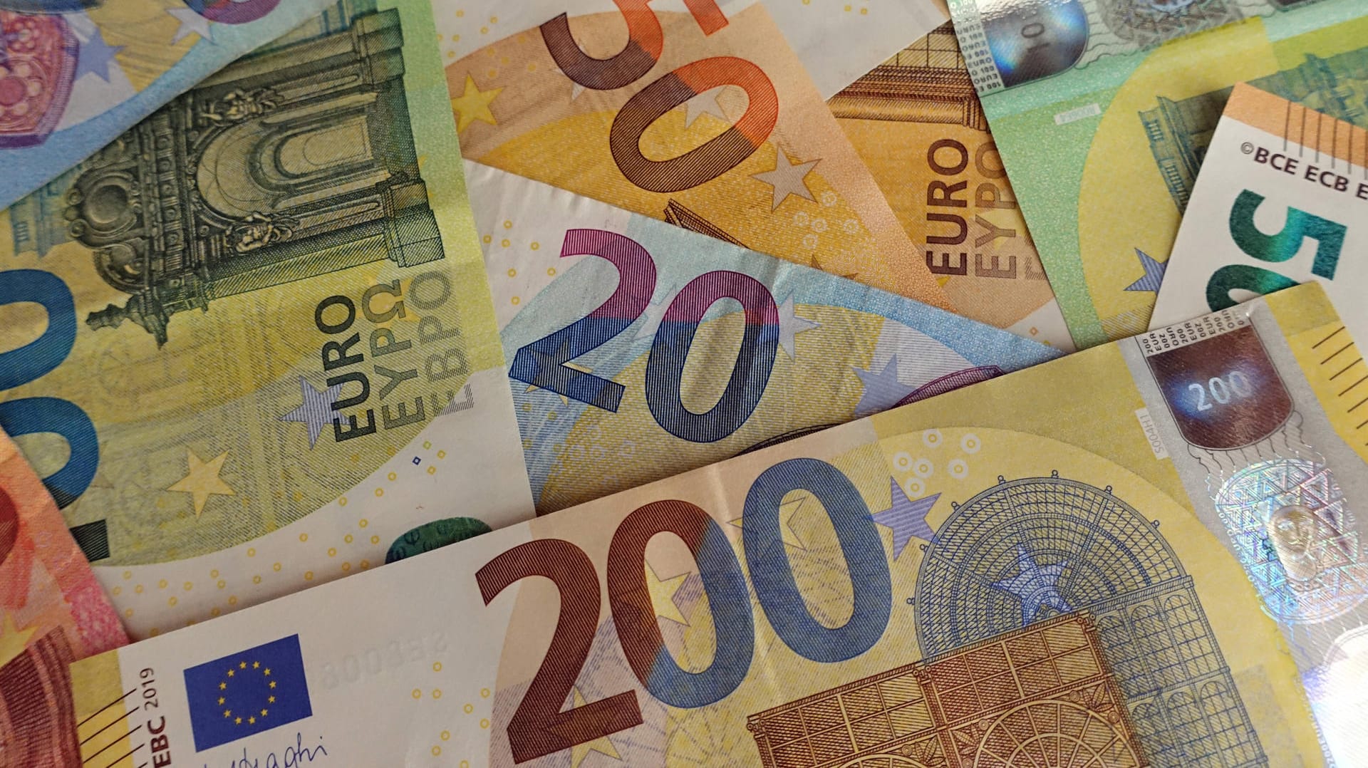 Euro-Scheine (Symbolbild): Die EZB will wissen, ob die Bürger neben Bargeld einen digitalen Euro möchten.