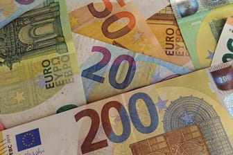 Euro-Scheine (Symbolbild): Die EZB will wissen, ob die Bürger neben Bargeld einen digitalen Euro möchten.