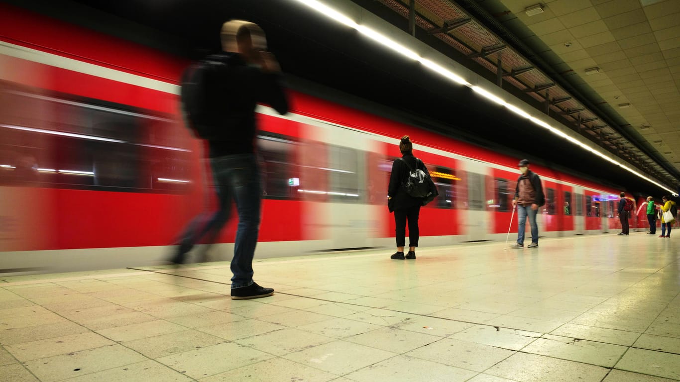 Eine Bahn fährt in den Stuttgarter Hauptbahnhof ein (Symbolbild): Ein Mann soll versucht haben, eine Frau ins Gleis zu stoßen.