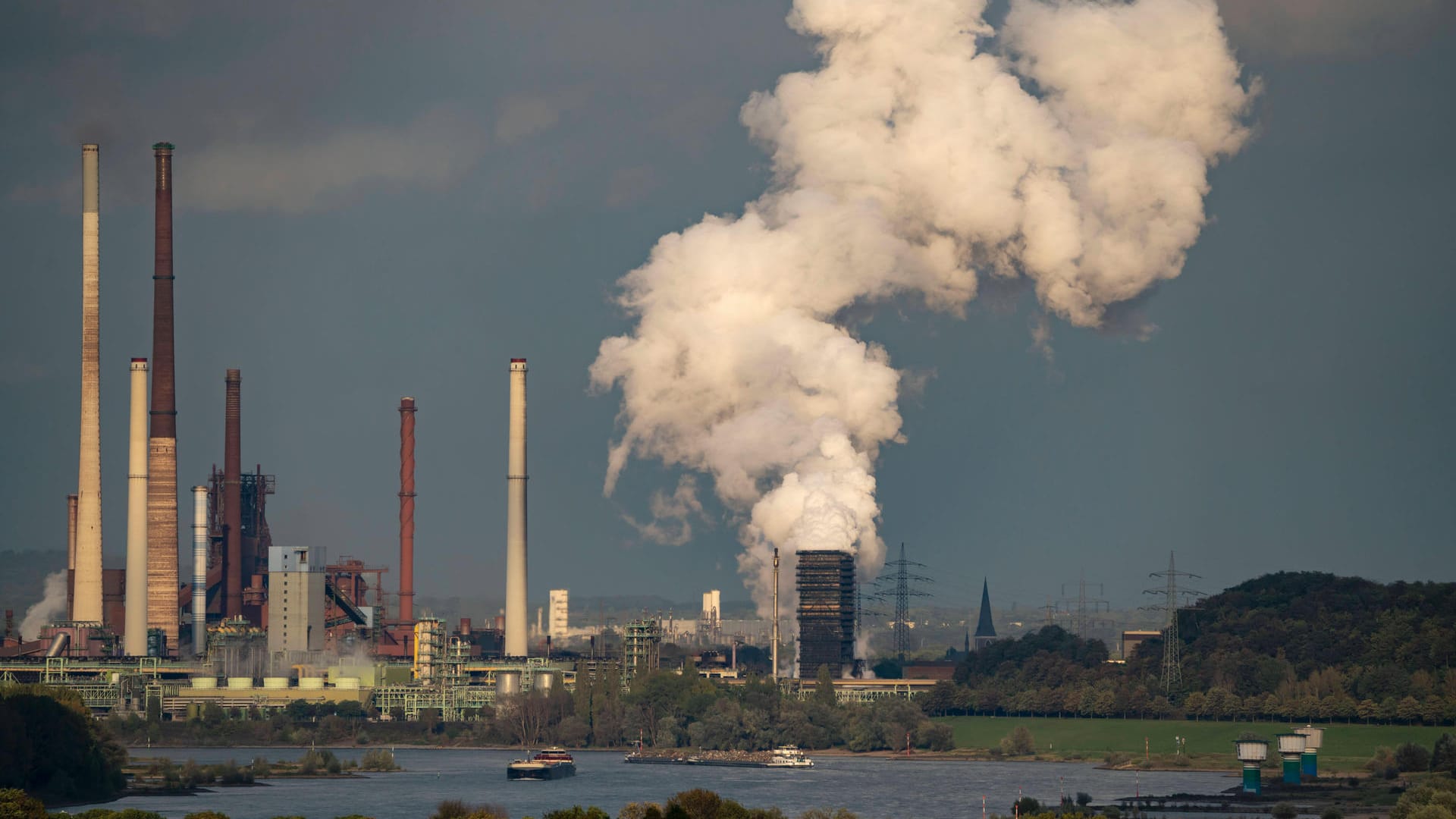 Thyssenkrupp-Stahlwerk in Duisburg-Marxloh (Symbolbild): Die deutschen Ökonomen sind pessimistischer als noch im Frühjahr.