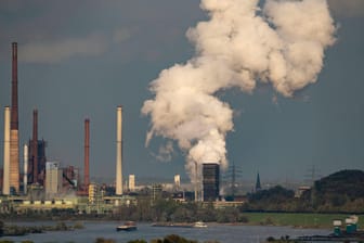 Thyssenkrupp-Stahlwerk in Duisburg-Marxloh (Symbolbild): Die deutschen Ökonomen sind pessimistischer als noch im Frühjahr.