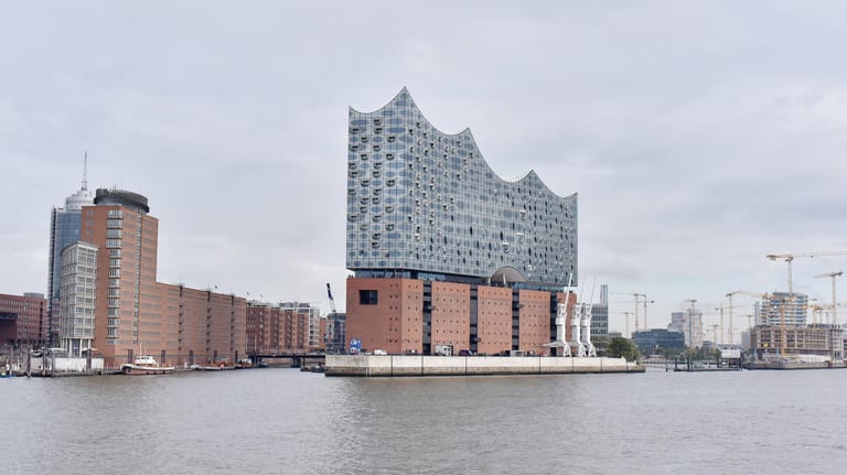 Elbphilharmonie in Hamburg: Auch die Hansestadt macht ihre eigene Corona-Rechnung auf.