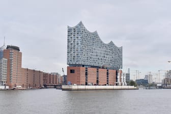 Elbphilharmonie in Hamburg: Auch die Hansestadt macht ihre eigene Corona-Rechnung auf.