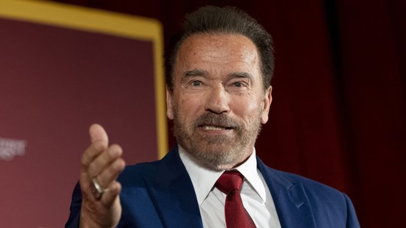 Der stolze Großpapa: Arnold Schwarzenegger.