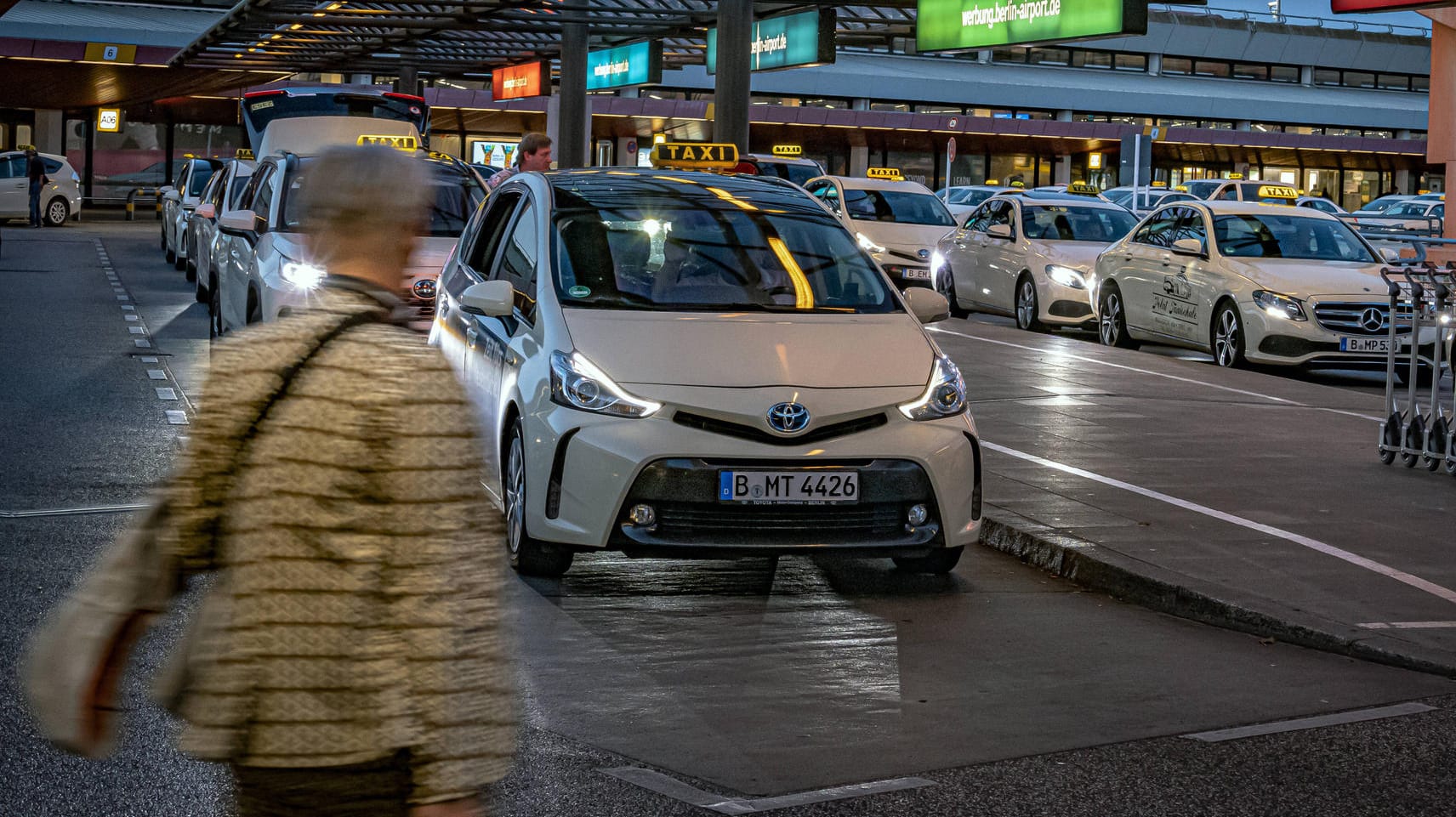 Taxis am Flughafen Berlin-Tegel: Die Branche leidet extrem in der Corona-Krise.