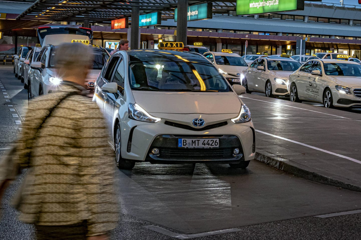 Taxis am Flughafen Berlin-Tegel: Die Branche leidet extrem in der Corona-Krise.