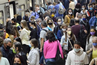 Corona-Pandemie: Das Robert Koch-Institut hat einen Plan für den Infektionsschutz in den nächsten Monaten erarbeitet.
