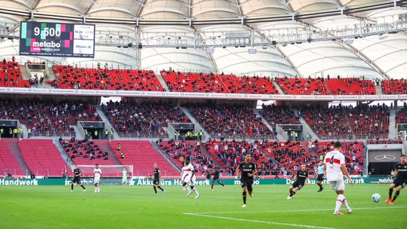 Bei Leverkusen gegen Stuttgart kamen weniger Zuschauer als erlaubt ins Stadion.
