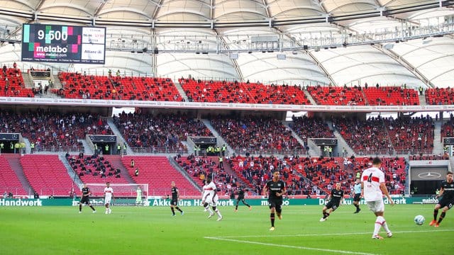 Bei Leverkusen gegen Stuttgart kamen weniger Zuschauer als erlaubt ins Stadion. Bei Leverkusen gegen Stuttgart kamen weniger Zuschauer als erlaubt ins Stadion.