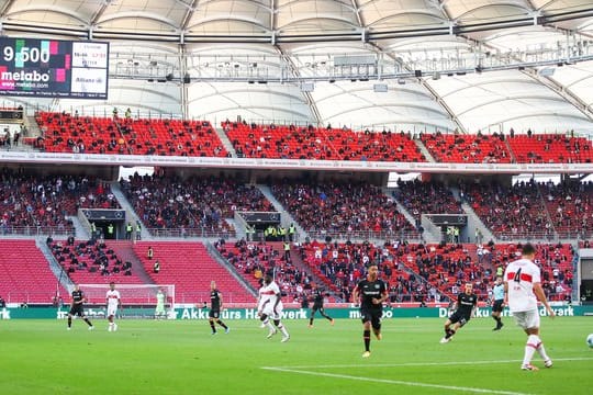 Bei Leverkusen gegen Stuttgart kamen weniger Zuschauer als erlaubt ins Stadion.