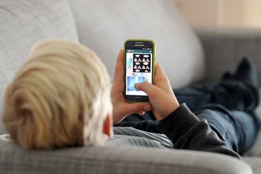 Das Bundeskabinett hat einen Gesetzentwurf auf den Weg gebracht, der Kinder und Jugendliche stärker im Internet schützen soll.