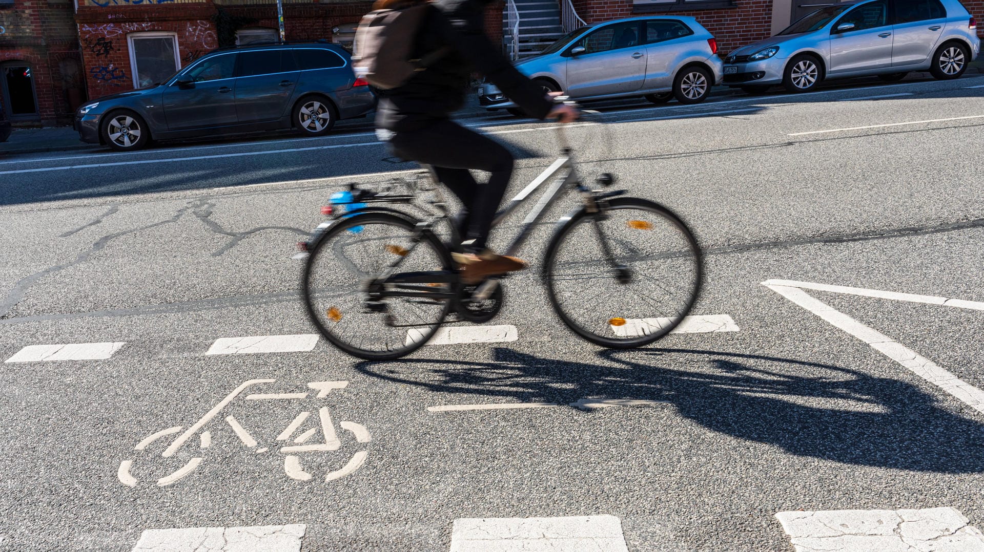 Ein Fahrradfahrer fährt auf einem Radweg (Symbolbild): In Bielefeld ist es zu einem Unfall zwischen einem Radfahrer und einem Autofahrer gekommen. Ein Fahrradfahrer fährt auf einem Radweg (Symbolbild): In Bielefeld ist es zu einem Unfall zwischen einem Radfahrer und einem Autofahrer gekommen.