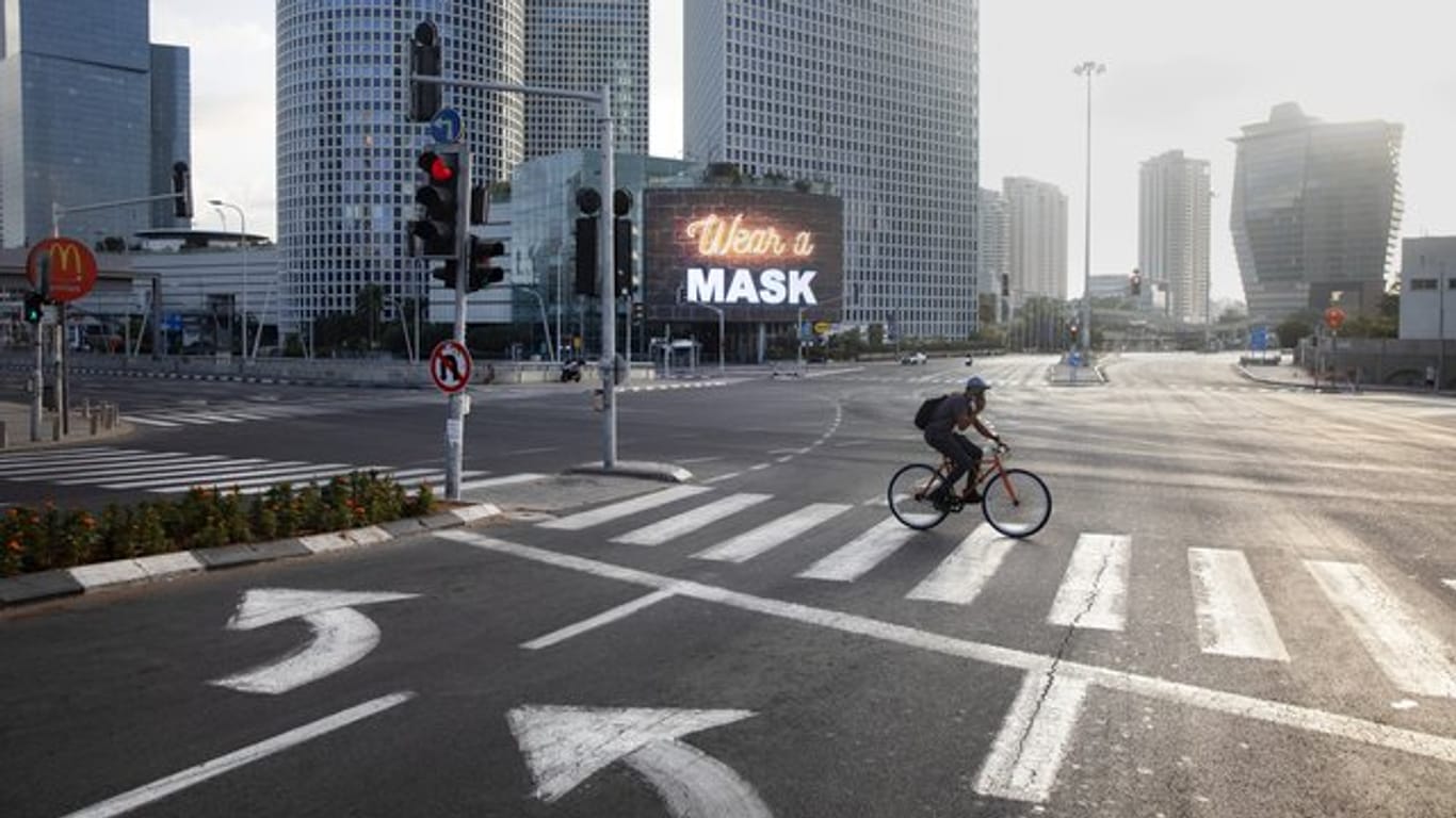 Eine riesige Straßenkreuzung in Tel Aviv - und weit und breit kein Auto.