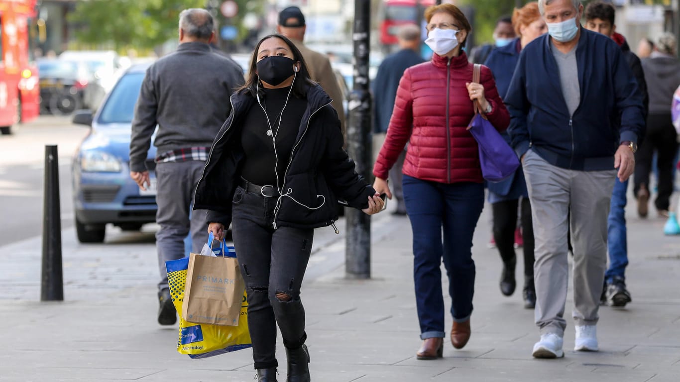 Menschen auf der Straße tragen Masken (Symbolbild): In Essen gibt es ein Internetportal, auf dem man Verstöße gegen die Corona-Auflagen melden kann.